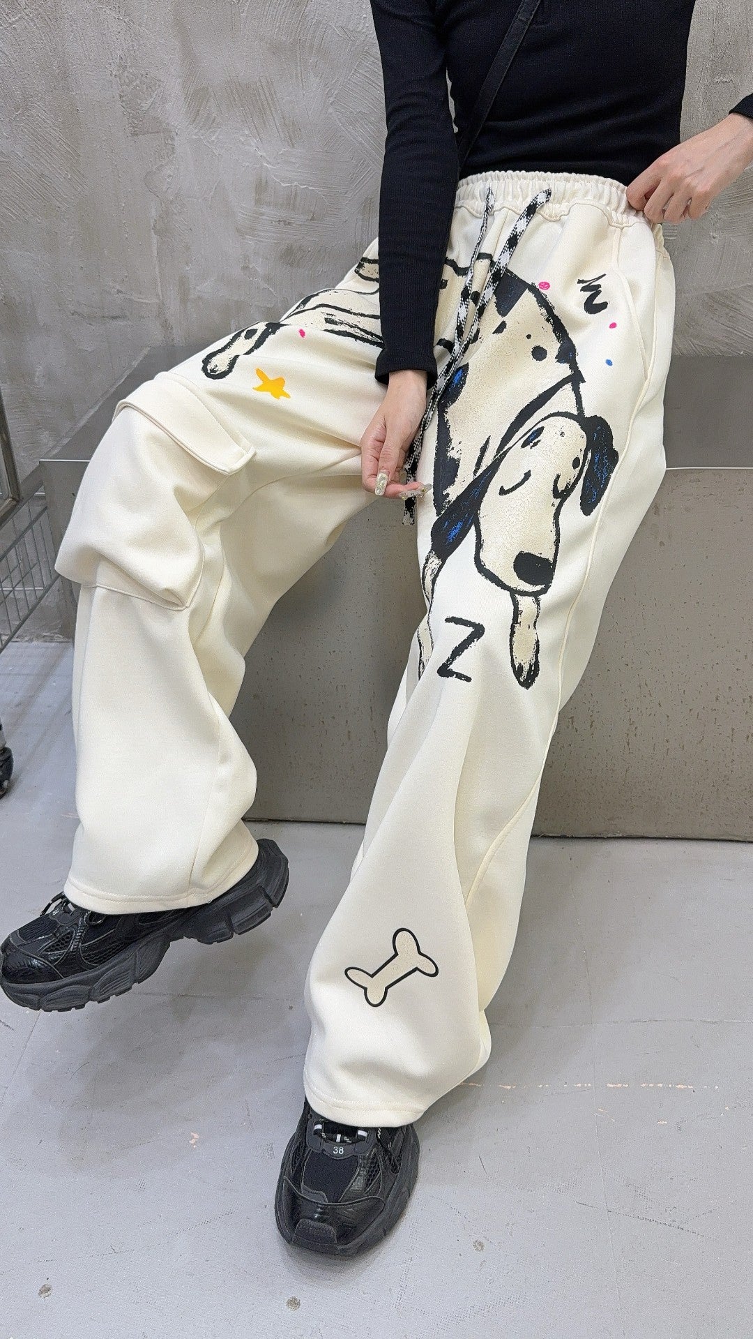 🄶🅁🄾🅄🄽🄳♾🅉🄴🅁🄾25-26SS♾無性別穿搭OverSize美式新款塗鴉狗狗寬口長褲(現貨優惠)